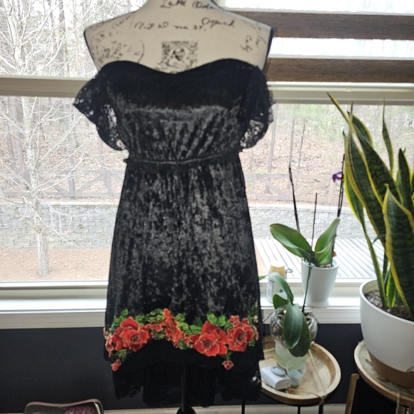 Elegant Black Velvet Dress with Floral Accents - Picture 2 of 11